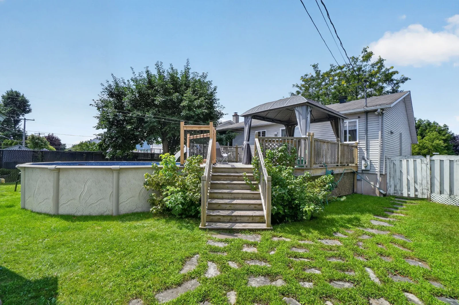Vue extérieure de la maison à Terrebonne
