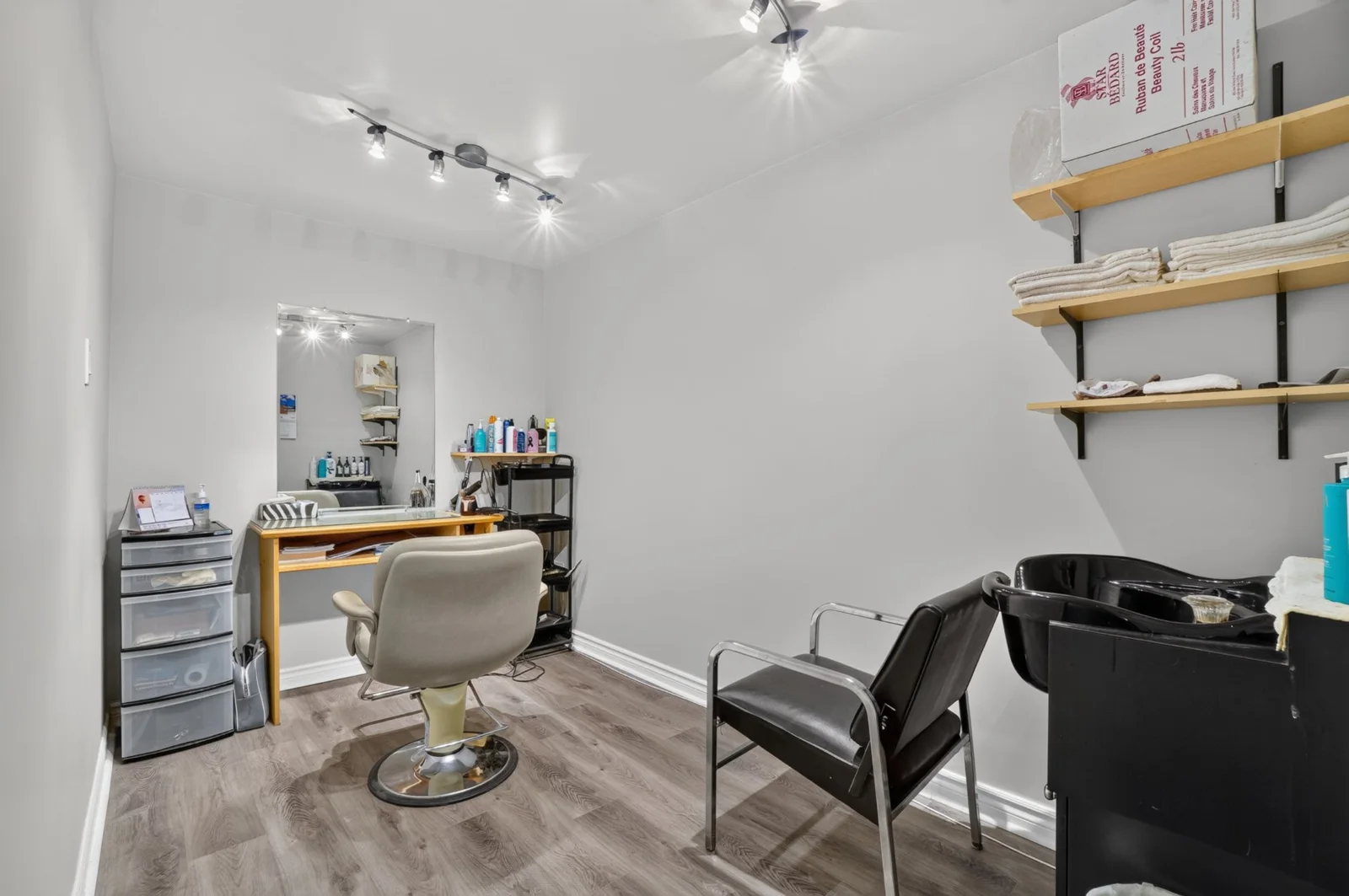 Bureau, actuellement aménagé en salon de coiffure — 448, rue du Rhône à Lachenaie