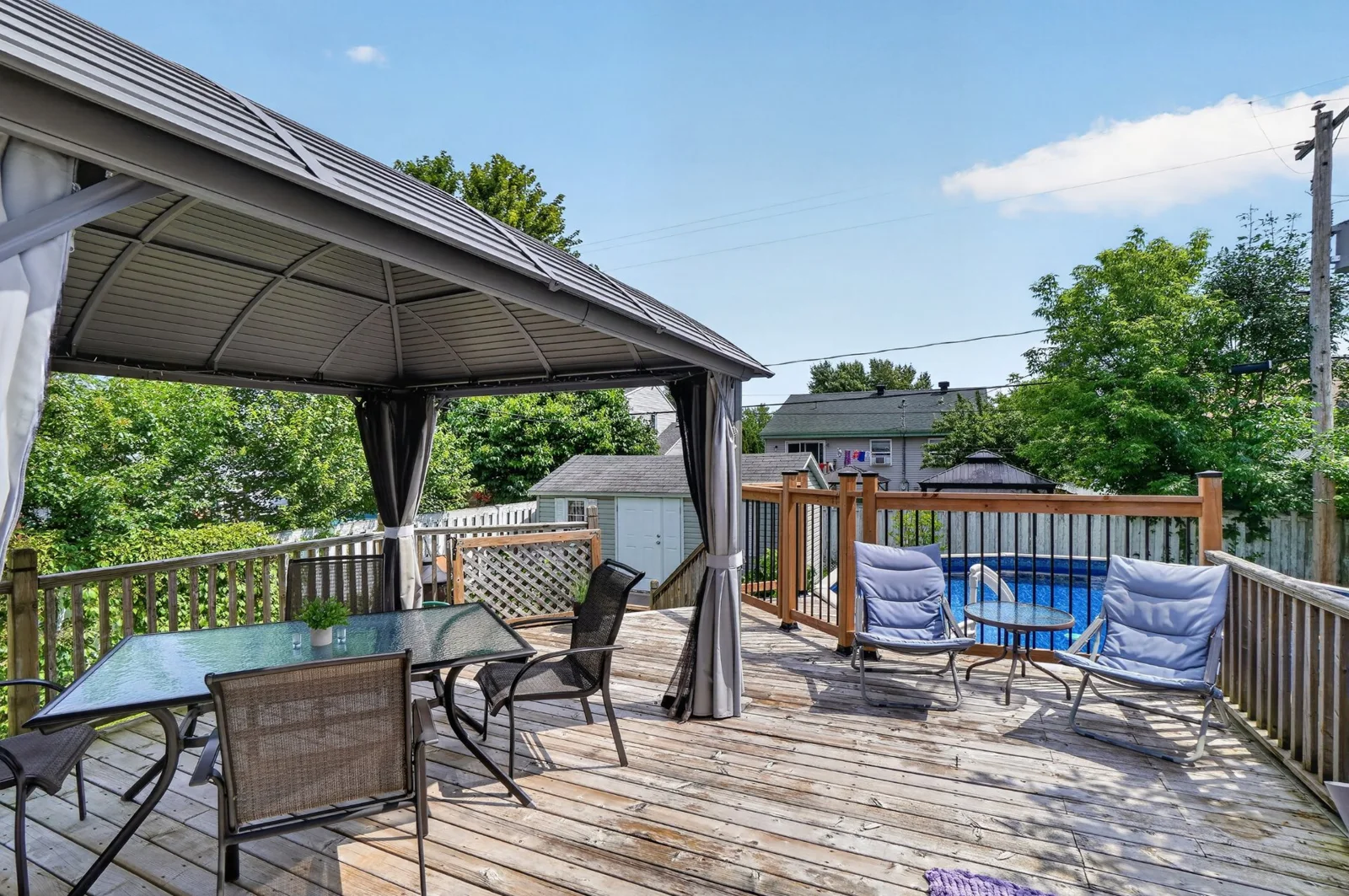 Balcon avec gazebo et vue sur la piscine au 448, rue du Rhône